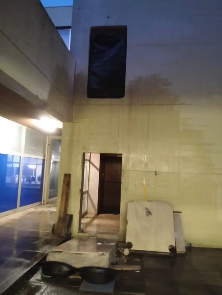 Abertura numa parede de betão com os blocos cortados no chão