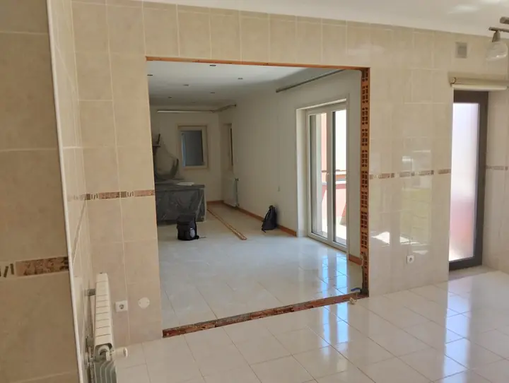 Abertura numa parede interior com corte limpo, pronta para acabamento