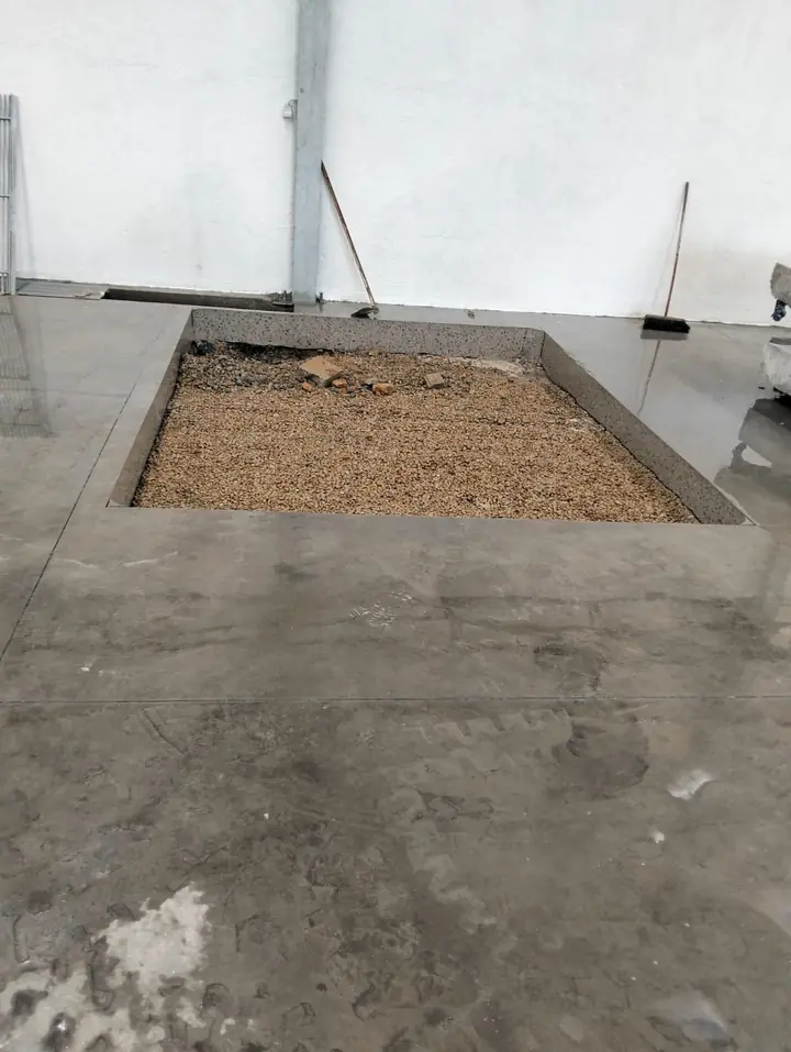 Abertura retangular cortada num pavimento de betão