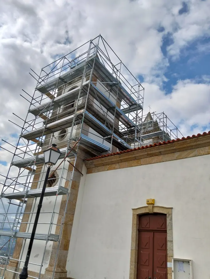 Andaime numa capela com torre