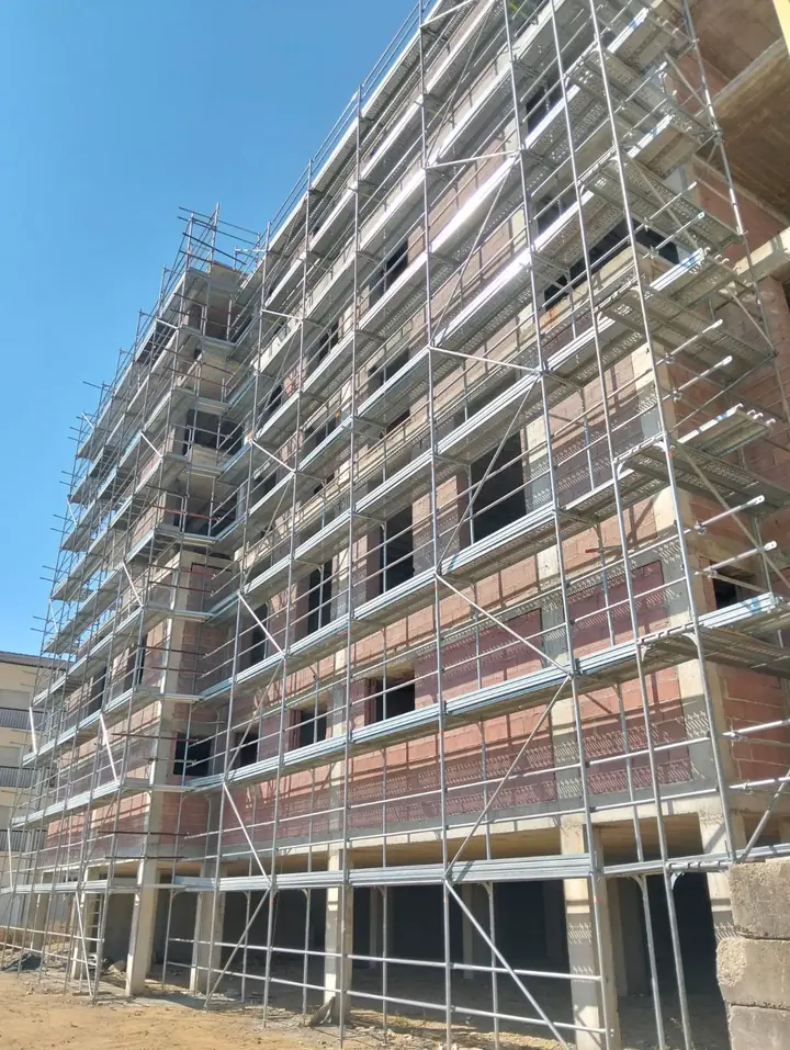 Andaime de fachada em todo o comprimento de um edifício de habitação