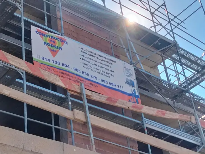 Andaime com a faixa da Construções da Rodela num edifício em obra