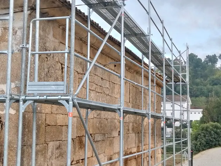 Andaime ao longo de uma parede de pedra em reabilitação