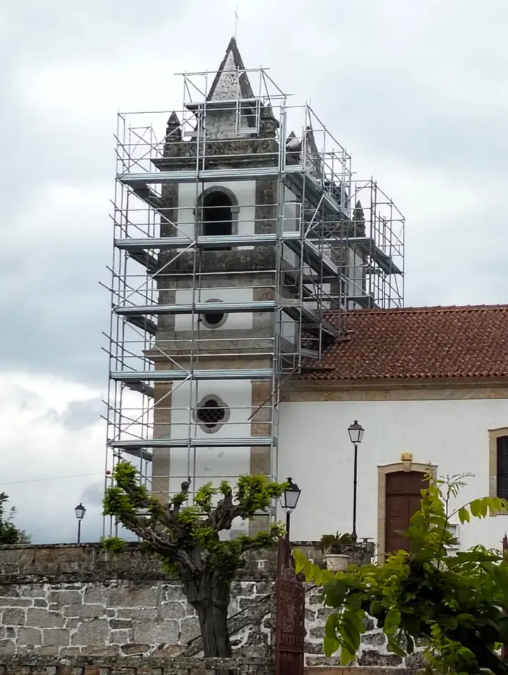 Andaime montado à volta da torre sineira de uma igreja