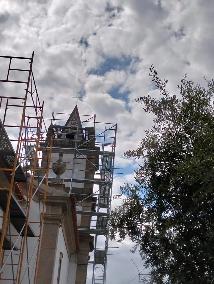Andaime na torre de uma igreja visto de baixo