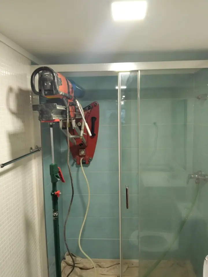 Caroteadora fixa com escora telescópica dentro de uma casa de banho