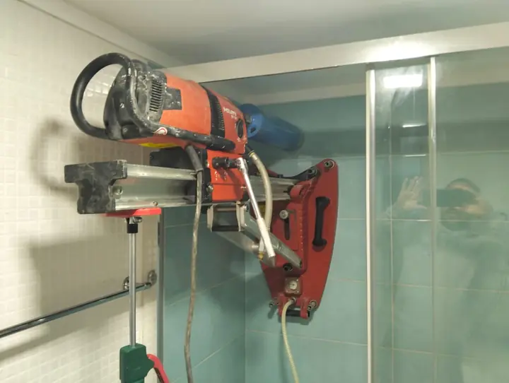 Pormenor da caroteadora presa com escora, sem furar o azulejo para a fixar