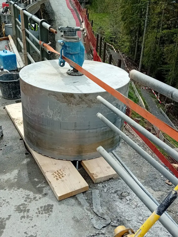 Coroa diamantada de grande diâmetro montada numa ponte em obra