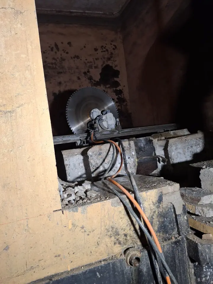 Serra com disco diamantado a cortar betão de grande espessura num espaço apertado
