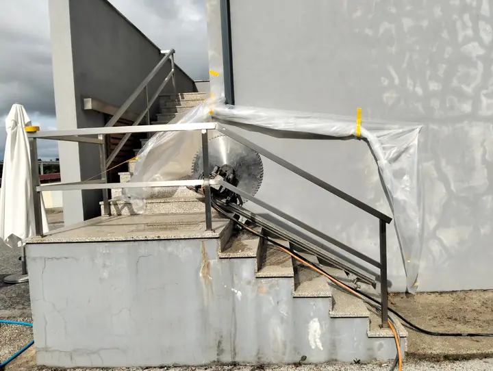 Corte junto a uma escada com a fachada protegida por plástico