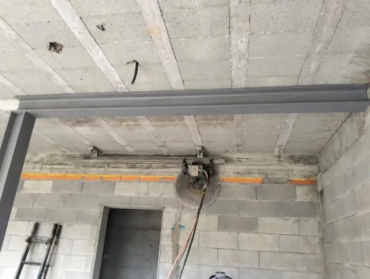 Serra a cortar junto ao teto de betão numa remodelação