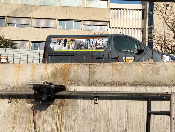 Corte horizontal num muro de betão armado, com a carrinha da Construções da Rodela ao fundo