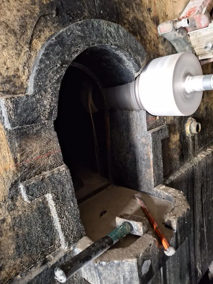 Coroa diamantada a abrir uma passagem em arco por furação em série