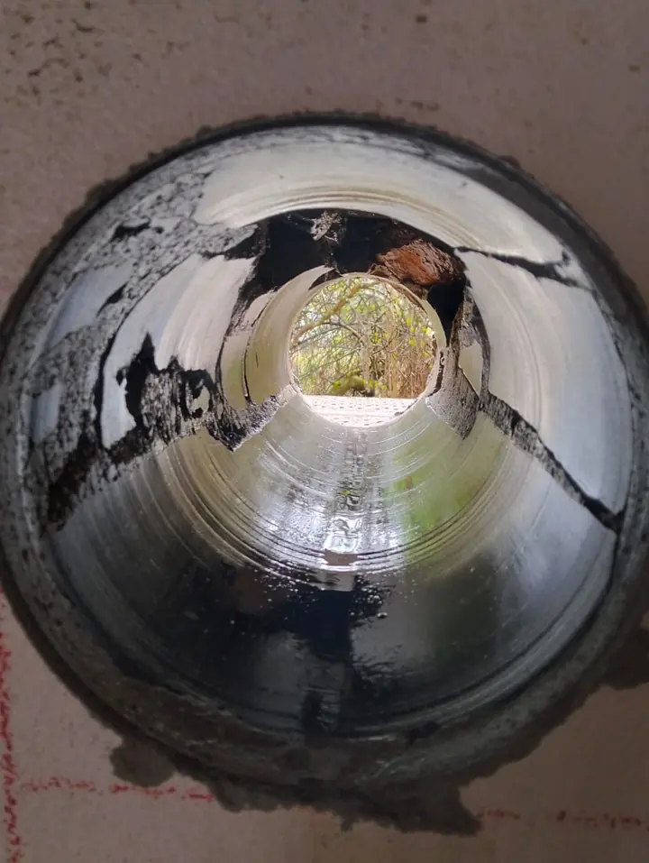 Interior de um furo feito com coroa diamantada que atravessa a parede de lado a lado