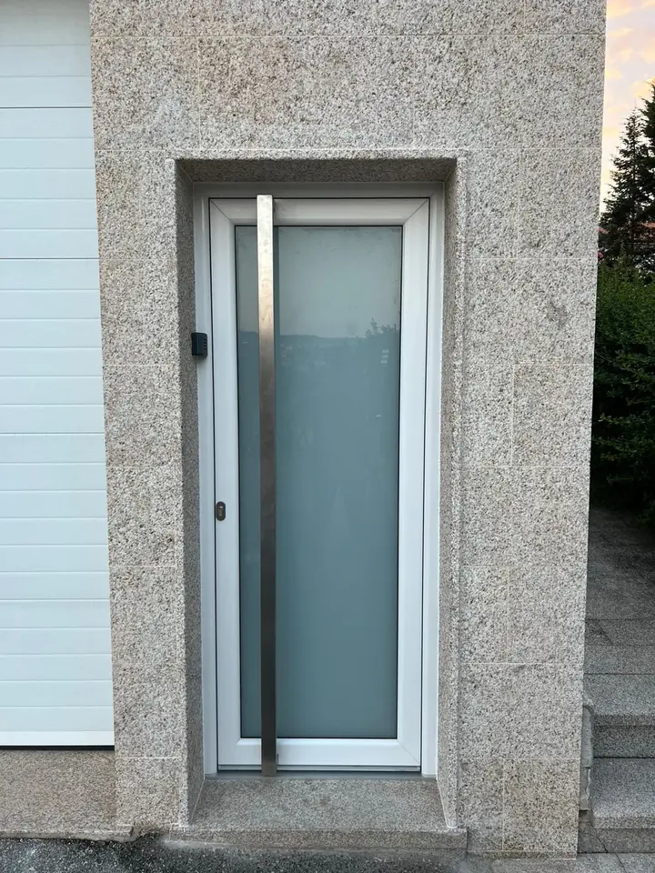 A mesma parede de granito depois do corte, já com a porta instalada